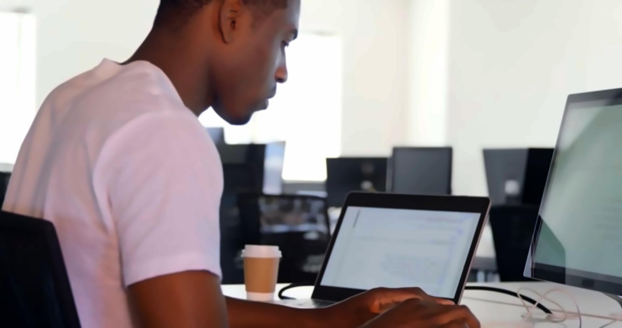 Ambiente di apprendimento moderno con postazioni di lavoro per web design